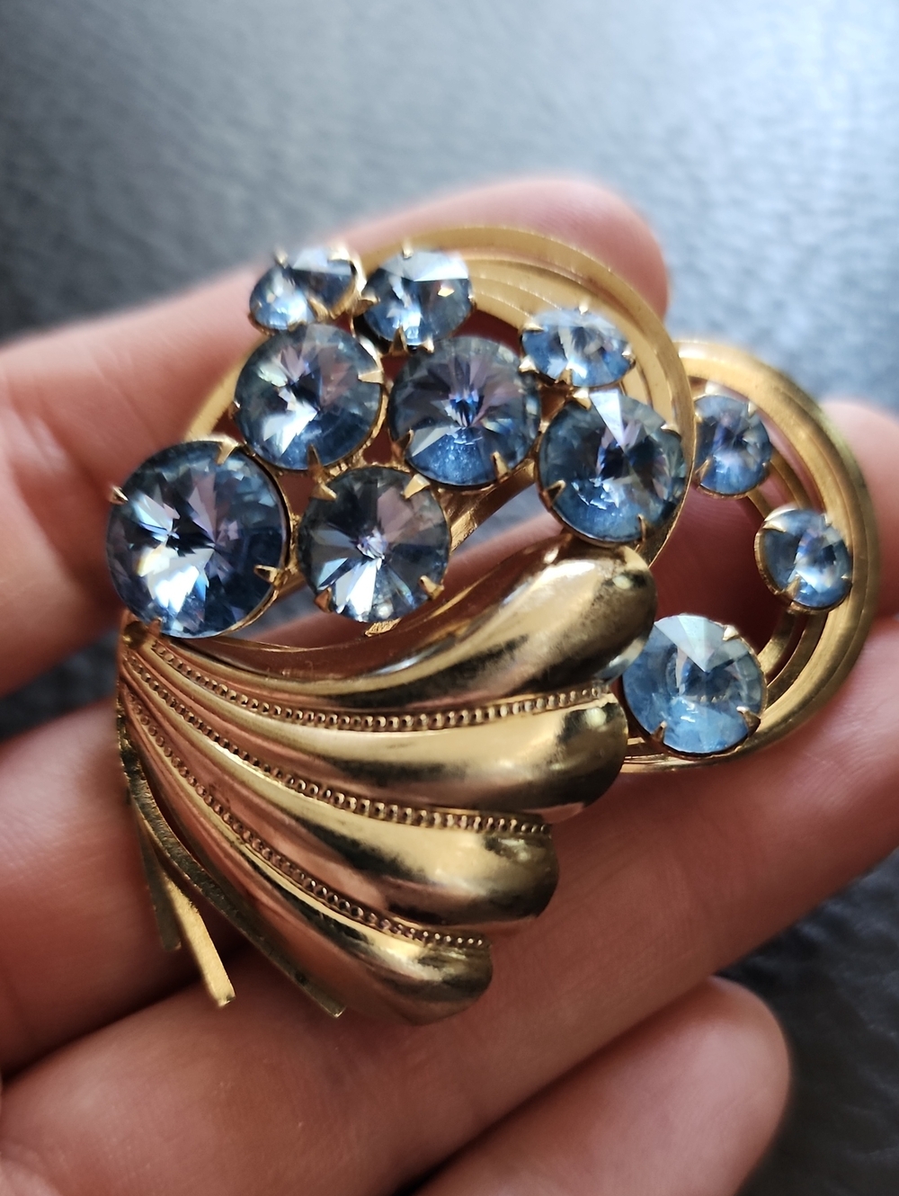 VTG Elegant Gold-Tone Brooch with Blue Crystal Accents